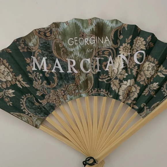 Guess Georgina Marciano folding fan - Picture 2 of 5